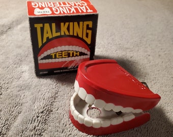 Vintage 1992 Chattering Teeth Wind-Up Toy