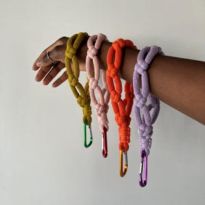 Pulsera de cuerda anudada, correa de muñeca con mosquetón, paracord acogedor - Colección Unknot Cloud Cord