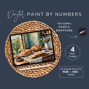 Könnte beinhalten: Ein digitales Malen-nach-Zahlen-Design auf einem Tablet, das ein Stillleben aus Brot, Blumen und Früchten zeigt. Das Tablet liegt auf einer gewebten Matte, darunter ein Stift. Text enthält "Digital Paint by Numbers", "Includes Files & Swatches" und "4 File Types."