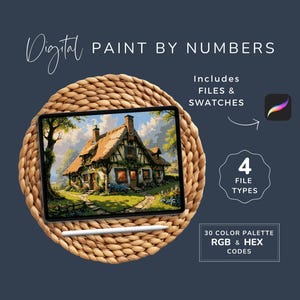 Puede incluir: Imagen digital de pintura por números de una cabaña con un césped verde y árboles. La imagen se muestra en una tableta en una estera tejida. La imagen incluye 4 tipos de archivos, 30 paletas de colores y códigos RGB y HEX.