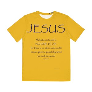 Könnte beinhalten: Gelbes T-Shirt mit einer schwarzen Grafik, auf der "JESUS" steht, und einem Zitat aus der Bibel: "Die Rettung findet sich in NIEMANDEM ANDEREM, denn es gibt keinen anderen Namen unter dem Himmel, der den Menschen gegeben wurde, durch den wir gerettet werden müssen." Apostelgeschichte 4:12