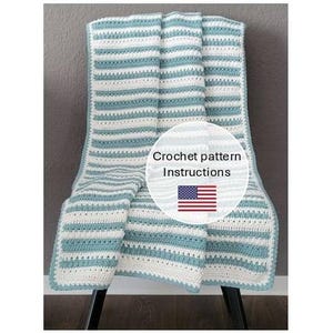 Könnte beinhalten: Eine gehäkelte Decke in Weiß und Türkisblau, drapiert über einem Stuhl. Die Decke hat horizontale Streifen und einen Rand. Eine runde Grafik mit dem Text "Crochet pattern Instructions" und einer amerikanischen Flagge ist sichtbar.