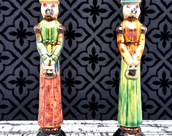 Par de figuras de conejos de cerámica hechas a mano: Curiosidad en tonos pastel de Alicia en el País de las Maravillas