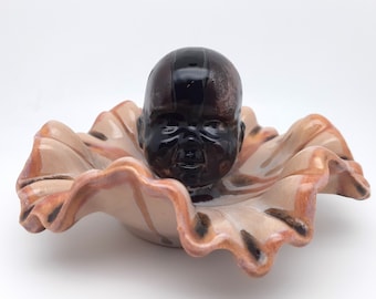 Plato de cerámica con forma de cabeza de muñeca hecho a mano: decoración surrealista oscura