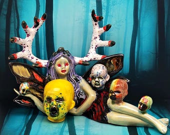 El Hada que Trazó el Silencio - Figura de Cerámica Original Hecha a Mano de Estilo Gótico y Terror Bruja