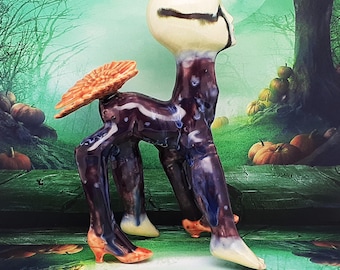 Ensoñación fracturada - Figura grotesca de cerámica hecha a mano: arte púrpura oscuro y peculiar