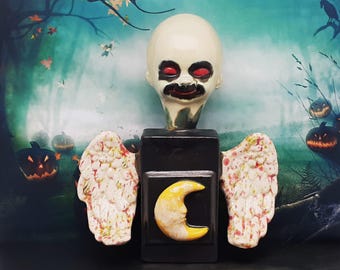 Alas de Medianoche Helada - Figura de cabeza de muñeca de cerámica gótica hecha a mano: Alas de Luna Macabra