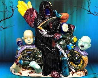 Forajido de la Carretera Interminable - Figura de cerámica original hecha a mano, arte gótico oscuro de terror