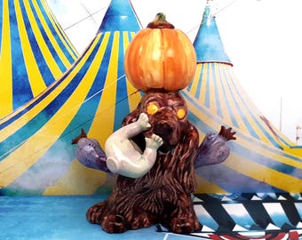 El sabueso del bufón - Figura de cerámica hecha a mano: Arte gótico oscuro de Halloween