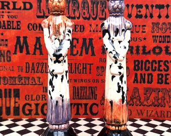 Figuritas de conejitos de cerámica hechas a mano: Par de arte popular de Alicia en el País de las Maravillas