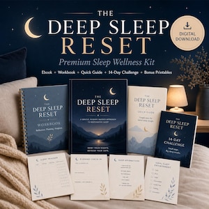 Könnte beinhalten: Das Deep Sleep Reset-Kit enthält ein E-Book, ein Arbeitsbuch, eine Kurzanleitung, eine 14-Tage-Challenge und Bonus-Druckvorlagen. Die navyblauen und weißen Bücher und Ratgeber zeigen ein Mond-Design. Das Kit soll den Schlaf verbessern.