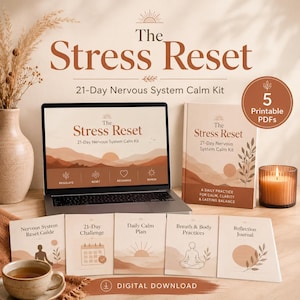 Könnte beinhalten: Das Bild zeigt "The Stress Reset", ein 21-Tage-Nervensystem-Calm-Kit, mit Laptop, Buch und Broschüren. Eine Kerze, eine Tasse Tee und dekorative Elemente sind ebenfalls vorhanden, mit dem Text "Digitaler Download".