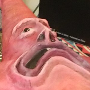 Puede incluir: Un personaje de dibujos animados rosa y morado con una boca grande y una expresi&oacute;n abierta. El personaje tiene una nariz grande y redonda y un solo ojo.