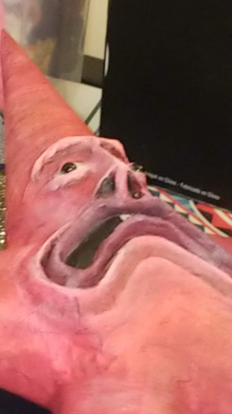 Puede incluir: Un personaje de dibujos animados rosa y morado con una boca grande y una expresi&oacute;n abierta. El personaje tiene una nariz grande y redonda y un solo ojo.