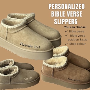 Puede incluir: Se muestran varios pares de zapatillas personalizadas con versículos bíblicos. La imagen muestra zapatillas de felpa en tonos marrones y beige, cada una con un versículo bíblico impreso en el lateral. El texto "PERSONALIZED BIBLE VERSE SLIPPERS" está en la parte superior.