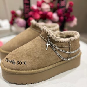 Personalisierte Bibel-Vers-Hausschuhe - Gestickte christliche Hausschuhe mit benutzerdefinierter Schrift, gemütliches & warmes Geschenk für Frauen | Kreuz | Bogen Zubehör