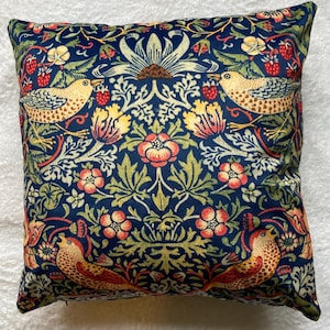 Housse de coussin voleur fraises William Morris en velours