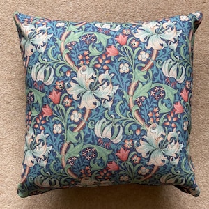 Paire de housses de coussin William Morris motif lys doré bleu