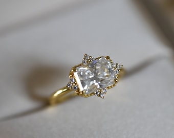 Anillo de moissanita de corte radiante este oeste / Anillo de compromiso de estilo vintage / Anillo de diamante cultivado en laboratorio de corte radiante / Anillo de promesa de este a oeste para ella