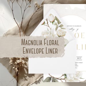 Op de afbeelding: Een witte envelopvoering met een aquarelontwerp van magnolia bloemen en bladeren. De tekst "INVITED TO CELEBRATE wedding of OE LIE OCT ENTY THREE FEL ORIA" is op de envelop gedrukt.