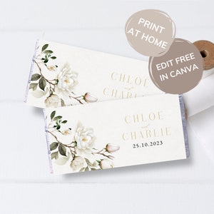 Puede incluir: Envoltorios de chocolate de boda con flores blancas, los nombres Chloe y Charlie y la fecha 25.10.2023 impresos en letras doradas.