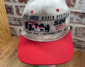 Vintage snapback pet uit 1997 van de CART World Series 500, de eerste race in Toyota-stijl, wit en rood.