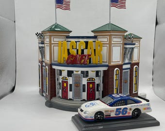 Afdeling 56 Snow Village NASCAR Café Verlicht gebouw 55381 met raceauto