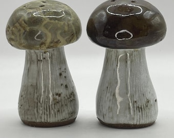 Vintage keramische zout- en peperstrooiers in de vorm van paddenstoelen, bruingroen geglazuurd steengoed.