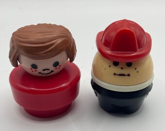 Vintage Fisher Price Little People 1990 meisje in rode jurk brandweerfiguurtje (set)