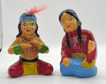 Vintage Japanse zout- en peperstrooiers van Native American Indian-oorsprong, handbeschilderd paar.