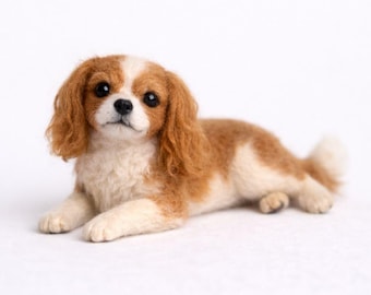 ニードルフェルトで作られたキャバリア・キング・チャールズ・スパニエル – 高さ3インチのウール彫刻 – 犬好きへの贈り物