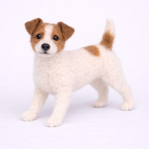 Könnte beinhalten: Handgefertigte Jack Russell Terrier Figur. Der Hund ist weiß mit braunen Abzeichen auf Kopf, Ohren und einer Stelle an der Seite. Die Figur hat eine flauschige Textur und steht mit erhobenem Schwanz.