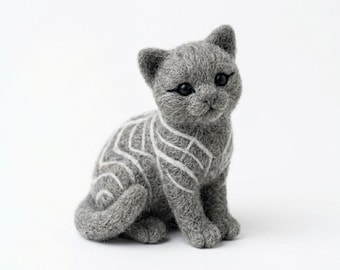 Nålfiltad kattungefigur – Gåva till kattälskare – Kattprydnad i ull – Dockhusminiatyr