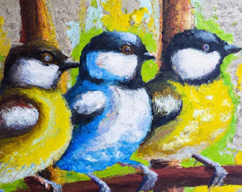 Könnte beinhalten: Ein Gemälde von drei Blaumeisen, die auf einem Ast sitzen. Die Vögel sind in einem realistischen Stil mit leuchtenden Farben und detaillierten Federn gemalt. Der Hintergrund ist ein verschwommenes Grün und Gelb.