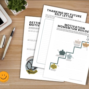 Puede incluir: Una escena de trabajo con hojas de trabajo motivacionales y material de oficina. Las hojas de trabajo incluyen t&iacute;tulos como "Thanking My Future Self Letter" y "Motivation Momentum Builder". Una computadora port&aacute;til, un bol&iacute;grafo y una taza de caf&eacute; tambi&eacute;n son visibles en el escritorio de madera.