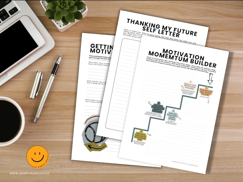 Puede incluir: Una escena de trabajo con hojas de trabajo motivacionales y material de oficina. Las hojas de trabajo incluyen t&iacute;tulos como "Thanking My Future Self Letter" y "Motivation Momentum Builder". Una computadora port&aacute;til, un bol&iacute;grafo y una taza de caf&eacute; tambi&eacute;n son visibles en el escritorio de madera.