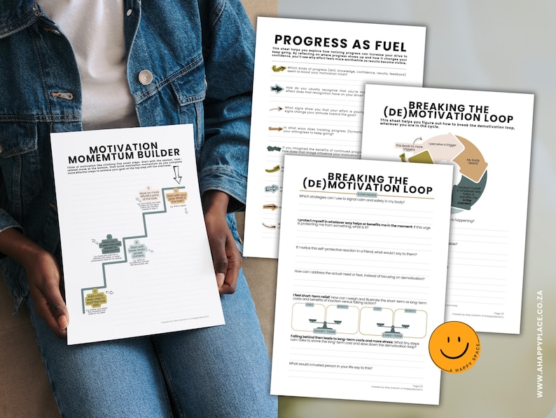 Puede incluir: Una persona sostiene varias hojas blancas con texto y diagramas. Las hojas incluyen t&iacute;tulos como "Motivation Momentum Builder", "Progress as Fuel" y "Breaking the (De)Motivation Loop". Las hojas tienen un dise&ntilde;o minimalista con texto y gr&aacute;ficos sencillos.