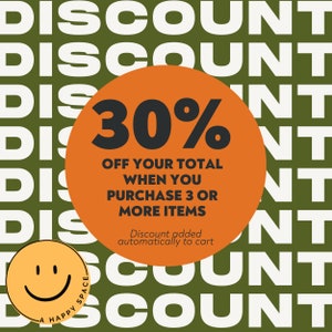 Op de afbeelding: Een promotieafbeelding met een oranje cirkel met de tekst "30% KORTING OP UW TOTAALBEDRAG BIJ AANKOOP VAN 3 OF MEER ARTIKELEN". De achtergrond is groen met het herhaalde woord "DISCOUNT". Een gele smiley met de tekst "A HAPPY SPACE".