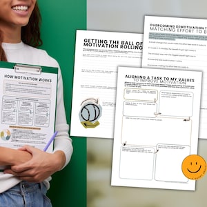 Puede incluir: Una persona sostiene una carpeta verde con una hoja de trabajo titulada "HOW MOTIVATION WORKS". Se ven varias otras hojas de trabajo, incluyendo "GETTING THE BALL OF MOTIVATION ROLLING" y "ALIGNING A TASK TO MY VALUES TO IMPROVE MOTIVATION."