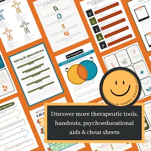 Op de afbeelding: Een assortiment educatieve handouts en werkbladen op een oranje achtergrond. De handouts bevatten diagrammen, grafieken en tekst. Een cirkelvormig logo met een lachend gezicht en de tekst "A HAPPY SPACE" is ook zichtbaar. De tekst "Ontdek meer therapeutische tools, handouts, psycho-educatieve hulpmiddelen & cheat sheets" wordt weergegeven.