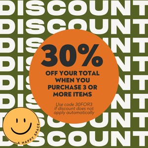 K&ouml;nnte beinhalten: Ein leuchtend orangefarbener Kreis mit dem Text "30% Rabatt auf Ihren Gesamtbetrag, wenn Sie 3 oder mehr Artikel kaufen" und dem Text "Nutzen Sie den Code 30FOR3, wenn der Rabatt nicht automatisch angewendet wird". Der Kreis befindet sich auf einem gr&uuml;nen Hintergrund mit dem Wort "DISCOUNT", das in Wei&szlig; wiederholt wird.