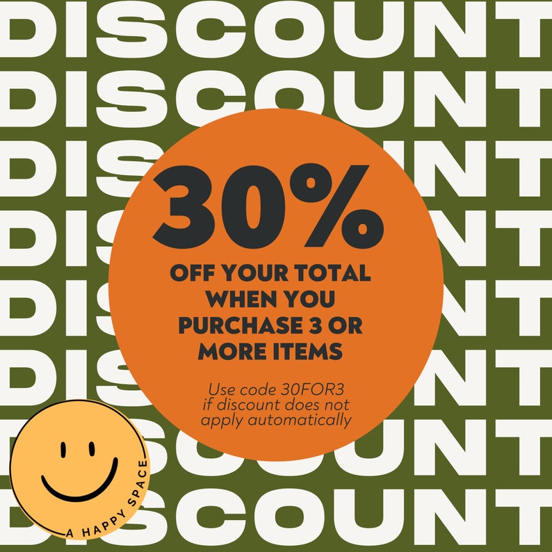 K&ouml;nnte beinhalten: Ein leuchtend orangefarbener Kreis mit dem Text "30% Rabatt auf Ihren Gesamtbetrag, wenn Sie 3 oder mehr Artikel kaufen" und dem Text "Nutzen Sie den Code 30FOR3, wenn der Rabatt nicht automatisch angewendet wird". Der Kreis befindet sich auf einem gr&uuml;nen Hintergrund mit dem Wort "DISCOUNT", das in Wei&szlig; wiederholt wird.