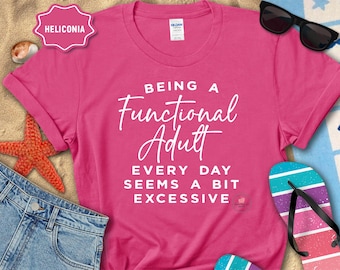 Camiseta unisex Softstyle con estampado gráfico "Ser un adulto funcional" (Tallas S-2X)