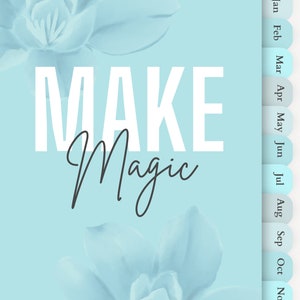 Könnte beinhalten: Ein hellblauer Hintergrund mit einem weißen Blumenmuster und dem Text "MAKE Magic" in weißen und schwarzen Buchstaben. Ein Kalender mit den Monaten des Jahres befindet sich auf der rechten Seite des Bildes.