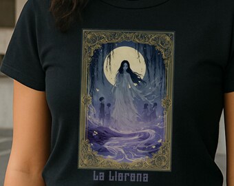 Könnte beinhalten: Schwarzes T-Shirt mit einer gerahmten Illustration einer Frau in einem weißen Kleid vor einem Vollmond. Das Kunstwerk hat ein lila und blaues Farbschema, mit dem Text "La Llorana" unten.