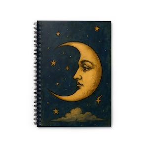 Könnte beinhalten: Spiralgebundenes Notizbuch mit einem Himmelsdesign. Das Cover zeigt einen goldenen Halbmond mit einem menschlichen Gesicht, umgeben von Sternen und Wolken auf einem dunkelblauen Hintergrund. Das Notizbuch hat einen weißen Hintergrund.
