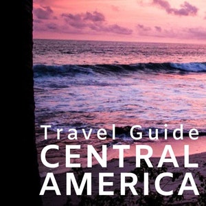 以下が含まれることがあります： 中央アメリカへの旅行ガイド。海の夕焼けと前景のヤシの木が写っています。