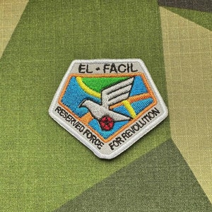 Könnte beinhalten: Ein weißer, grauer, blauer, orangefarbener und grüner gestickter Aufnäher mit einer Taube und dem Text "EL FACIL RESERVED FORCE FOR REVOLUTION".