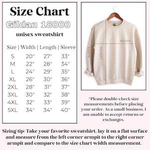 Op de afbeelding: Een beige Gildan 18000 unisex sweatshirt op een hanger met een maattabel. De tabel toont de maten S tot 5XL met bijbehorende breedte-, lengte- en mouwmaten in inches. Een diagram geeft aan hoe het kledingstuk moet worden opgemeten.