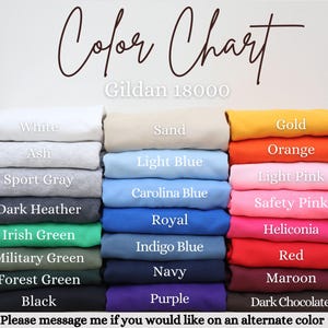 Pu&ograve; includere: Tabella colori per t-shirt Gildan 18000, che mostra una variet&agrave; di colori, tra cui bianco, cenere, grigio sportivo, grigio melange scuro, verde irlandese, verde militare, verde bosco, nero, sabbia, azzurro, blu Carolina, blu reale, blu indaco, blu navy, viola, oro, arancione, rosa chiaro, rosa sicurezza, heliconia, rosso, bordeaux e cioccolato fondente.